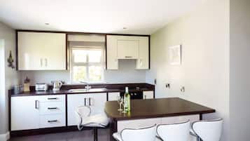 Fridge, cookware/dishes/utensils