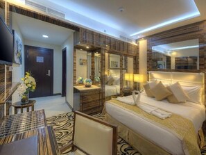 1 bedroom, desk, WiFi, bed sheets