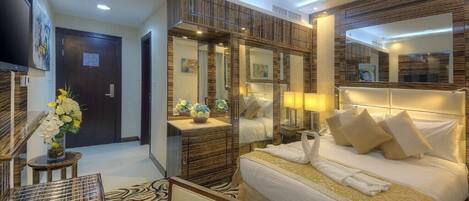 1 bedroom, desk, WiFi, bed sheets