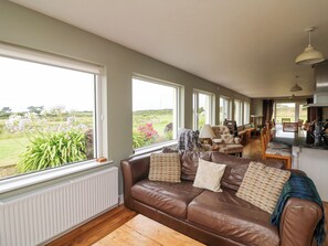 TV, books - SANDERLING LODGE, pet friendly in Tacumshane, County Wexford (Tacumshane)