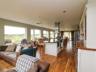 SANDERLING LODGE, pet friendly in Tacumshane, County Wexford