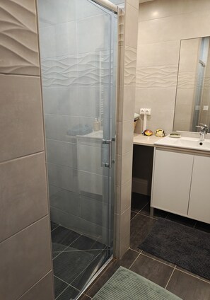 Dusche, Haartrockner, Handtücher, Seife