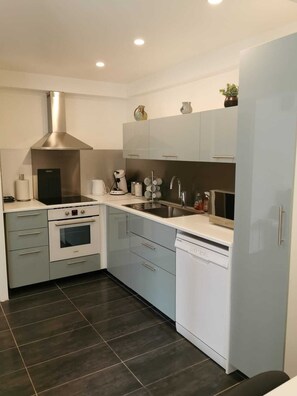 Kühlschrank, Mikrowelle, Ofen, Herdplatte