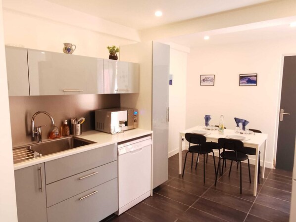 Kühlschrank, Mikrowelle, Ofen, Herdplatte