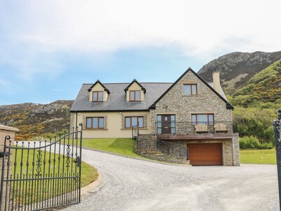 MULROY VIEW, pet friendly, with a garden in Kerrykeel, County Donegal