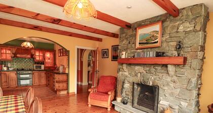 THE LODGE, pet friendly, with open fire in Beaufort, County Kerry