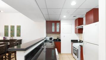 Réfrigérateur, micro-ondes, four, cafetiÚre/bouilloire