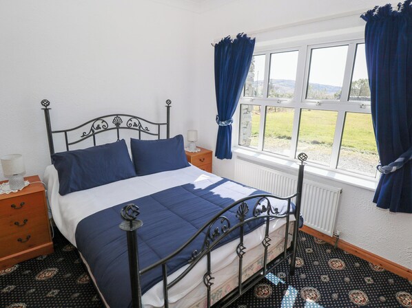 5 bedrooms, travel cot