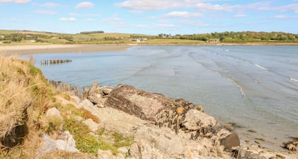 BEEHIVE COTTAGE, pet friendly in Kilbrittain, County Cork