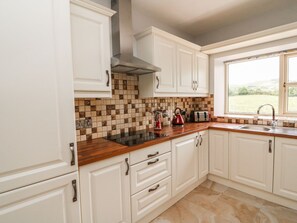 Lave-vaisselle, batterie de cuisine, vaisselle et ustensiles