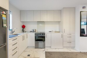 Fridge, microwave, oven, stovetop - Stunning 2BR in Kelston with WIFI and Carpark (Auckland West)