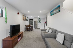 Smart TV - Stunning 2BR in Kelston with WIFI and Carpark (Auckland West)