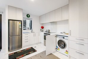 Fridge, microwave, oven, stovetop - Stunning 2BR in Kelston with WIFI and Carpark (Auckland West)