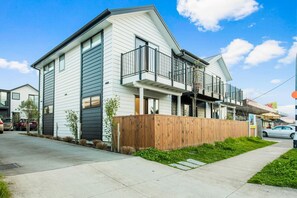 Exterior - Stunning 2BR in Kelston with WIFI and Carpark (Auckland West)
