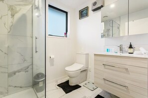 Hair dryer, towels - Stunning 2BR in Kelston with WIFI and Carpark (Auckland West)