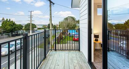 Stunning 2BR in Kelston with WIFI and Carpark