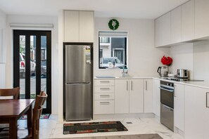 Fridge, microwave, oven, stovetop - Stunning 2BR in Kelston with WIFI and Carpark (Auckland West)