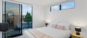 Stunning 2BR in Kelston with WIFI and Carpark