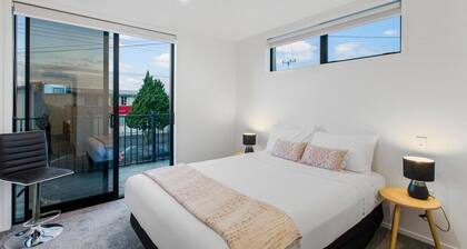 Stunning 2BR in Kelston with WIFI and Carpark