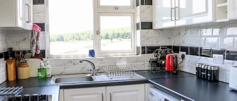 Réfrigérateur, batterie de cuisine, vaisselle et ustensiles