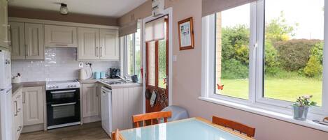 Astianpesukone, keittoastiat/astiat/ruokailuvälineet