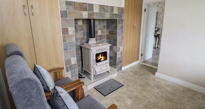 KATE'S COTTAGE, pet friendly, with open fire in Ballina, County Mayo