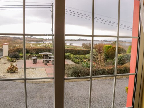 ELLEN'S COTTAGE, family friendly in Mountcharles, County Donegal