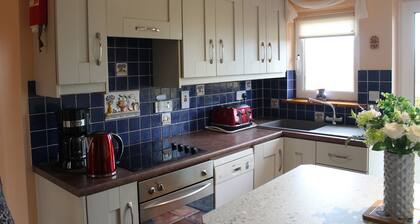 ELLEN'S COTTAGE, family friendly in Mountcharles, County Donegal