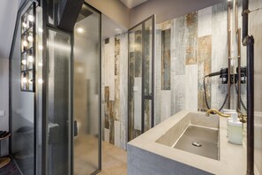 Standard Room, City View | Bathroom | Rainfall showerhead, hair dryer, towels, soap