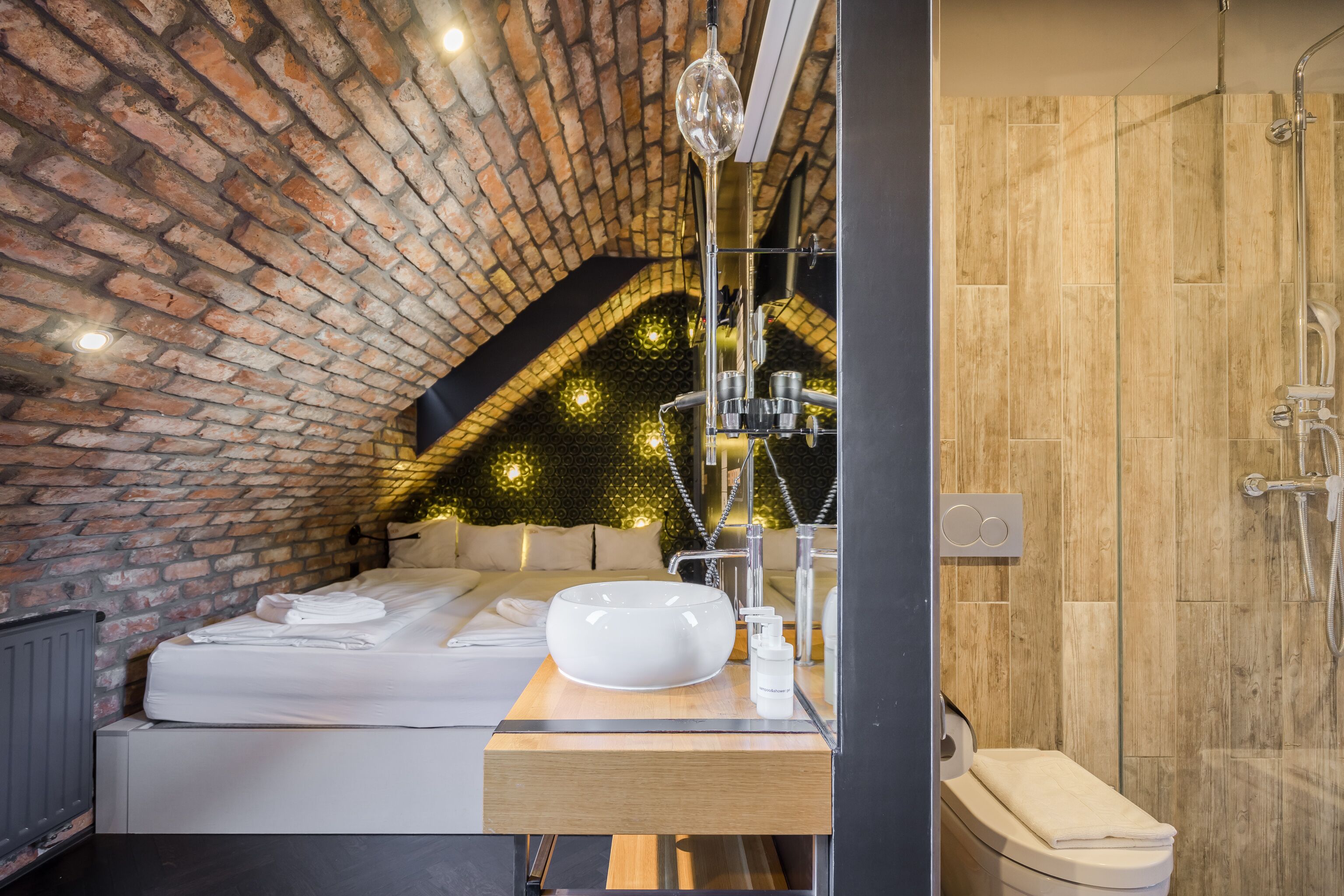 Habitación estándar | Baño | Cabezal de ducha tipo lluvia, secador de pelo, toallas y jabón