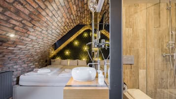 Quarto standard | Banheiro | Chuveiro com efeito de chuva, secador de cabelo, toalhas de banho