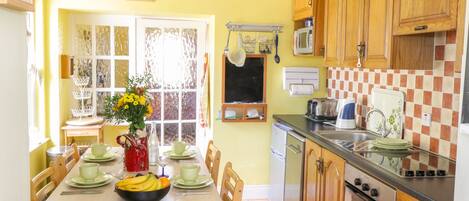 Microwave, oven, dishwasher, cookware/dishes/utensils