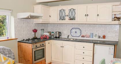 SUNSET VIEW, pet friendly, with a garden in Creggs, County Galway