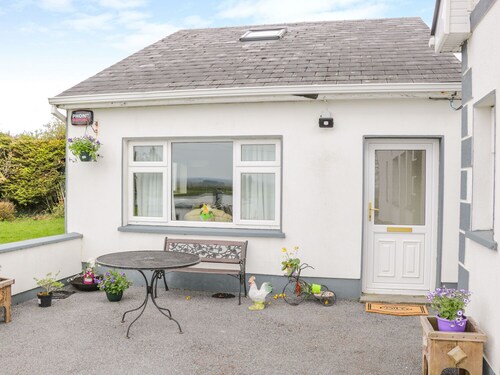 SUNSET VIEW, pet friendly, with a garden in Creggs, County Galway