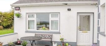 SUNSET VIEW, pet friendly, with a garden in Creggs, County Galway
