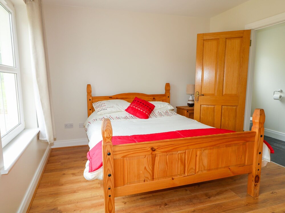 CROGHAN, pet friendly, with open fire in Portsalon, County Donegal