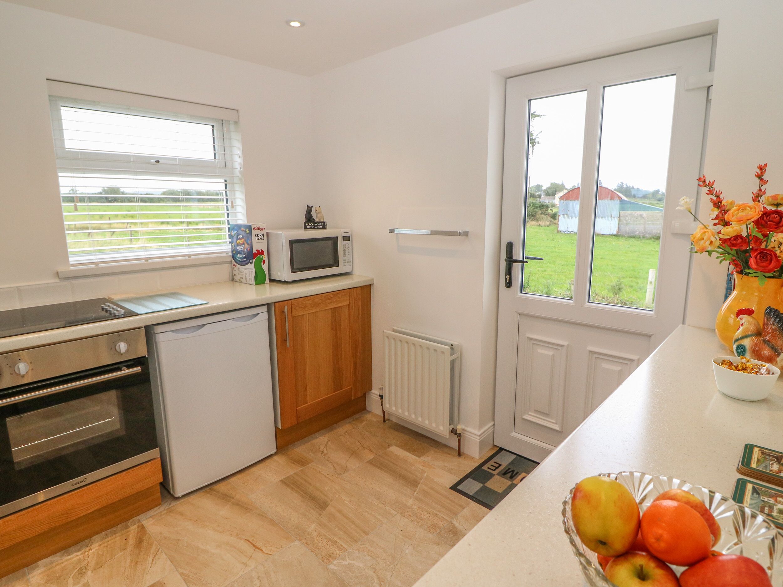 Jääkaappi, keittoastiat/astiat/ruokailuvälineet