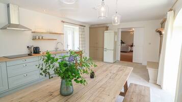 Uuni, astianpesukone, syöttötuoli, keittoastiat/astiat/ruokailuvÀlineet