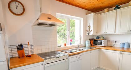 THE MERMAID, pet friendly, with open fire in Dungloe, County Donegal