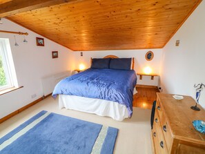 4 bedrooms, WiFi - THE MERMAID, pet friendly, with open fire in Dungloe, County Donegal (Dunloe)