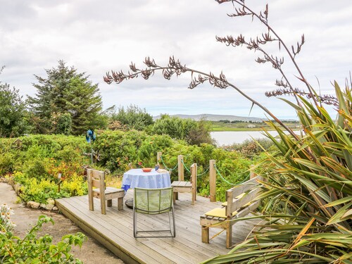 THE MERMAID, pet friendly, with open fire in Dungloe, County Donegal