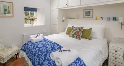 THE OLD WHITE COTTAGE, pet friendly in Shillelagh, County Wicklow