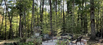 Beautiful & peaceful cabin w deck, garden, firepit & walking trails.