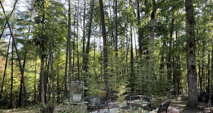 Beautiful & peaceful cabin w deck, garden, firepit & walking trails.