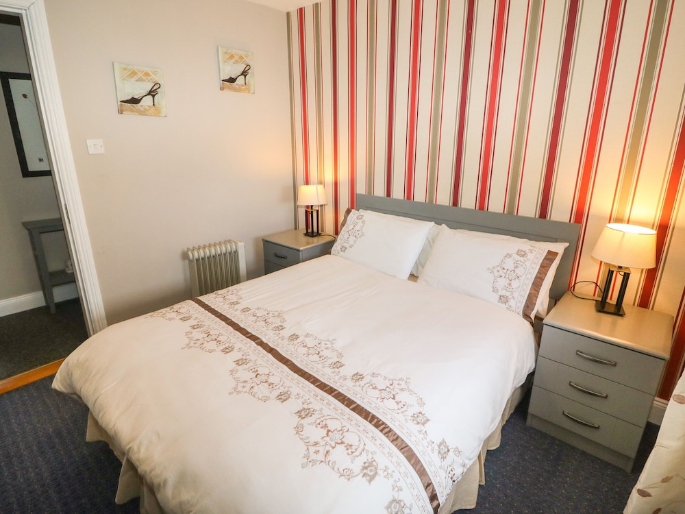 ISLAND VIEW, pet friendly, with a garden in Ardmore, County Waterford