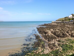 بالقرب من الشاطئ