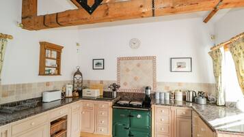 Een microgolfoven, een oven, een vaatwasser, een broodrooster