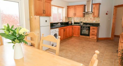 THE BLUE ANNEX, pet friendly, with open fire in Tralee, County Kerry