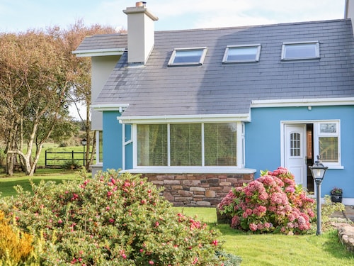 THE BLUE ANNEX, pet friendly, with open fire in Tralee, County Kerry