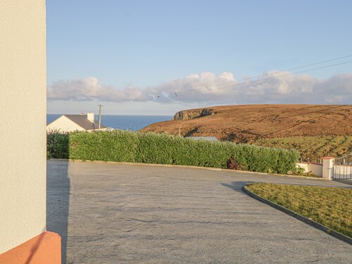 ERRIS HEAD HOUSE, family friendly in Belmullet, County Mayo